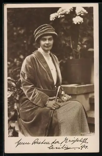 AK Kronprinzessin Wilhelm von Preussen mit Mantel im Garten sitzend