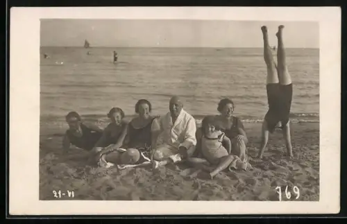 Foto-AK Gruppenbild in Bademode am Strand