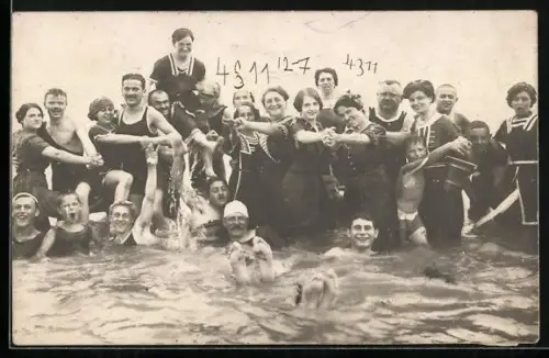Foto-AK Gruppenfoto in Bademoden im Wasser