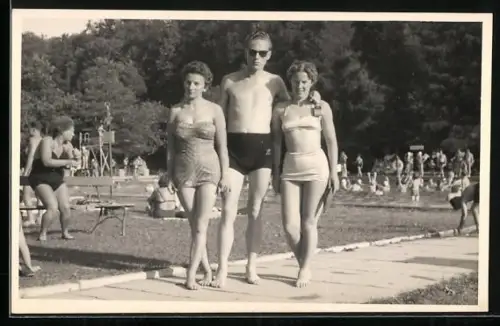 Foto-AK Zwei Frauen und ein Mann in Bademode