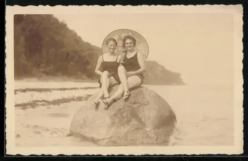 Foto-AK Zwei Frauen in Badeanzügen sitzen zusammen auf einem Stein