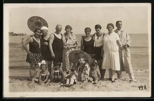 Foto-AK Gruppenfoto in Bademode am Strand