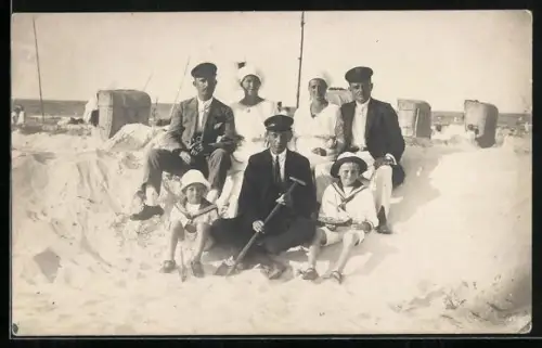 Foto-AK Gruppenbild mit Kindern in Matrosenkleidung am Strand