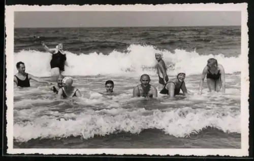 Foto-AK Dievenow, Gruppenfoto in Badeanzügen im Wasser 1938
