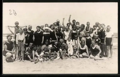 Foto-AK Gruppenfoto in Bademode am Strand