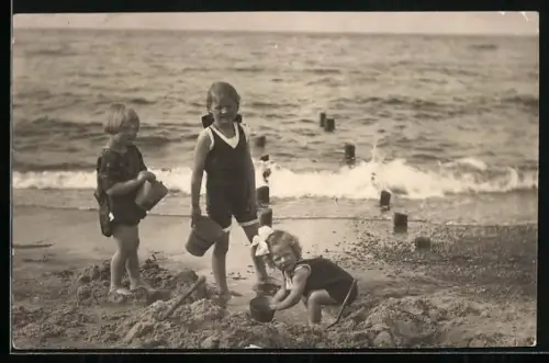 Foto-AK Drei Kinder mit Eimern am Strand