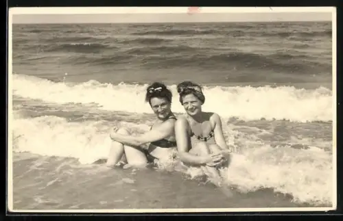 Foto-AK Zwei Frauen in Badeanzügen sitzen zusammen im Wasser
