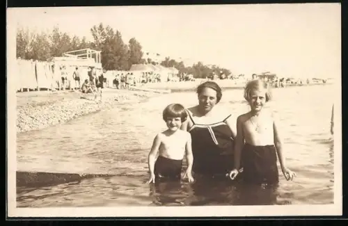 Foto-AK Crikvenica, Familie am Strand