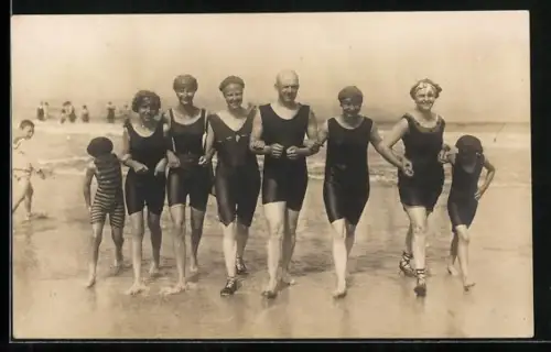 Foto-AK Gruppe läuft in Badeanzügen aus dem Wasser