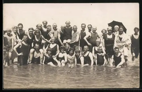Foto-AK Gruppenfoto in Badeanzügen im Wasser