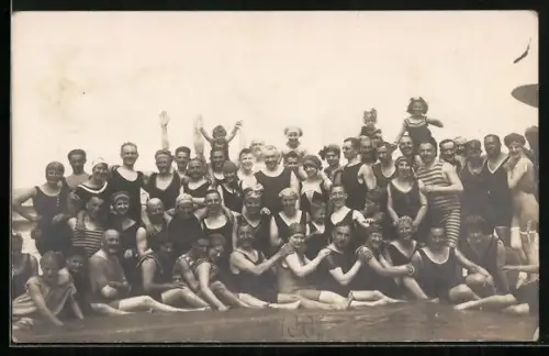 Foto-AK Gruppenfoto in Badeanzügen im Wasser