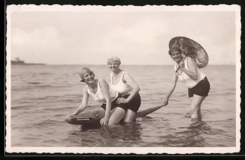 Foto-AK Sellin /Rügen, Drei Frauen in Badeanzügen mit einem aufblasbaren Krokodil