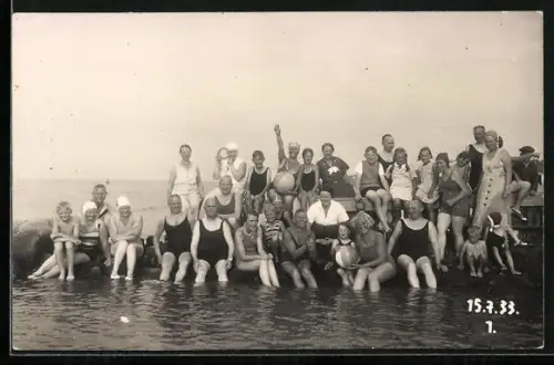 Foto-AK Cuxhaven, Gruppenfoto in Badeanzügen am Wasser 1933