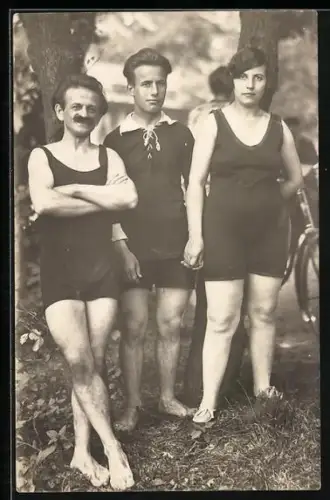 Foto-AK Drei Personen in Badeanzügen im Gras