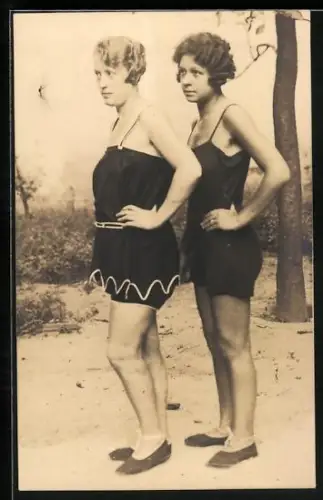 Foto-AK Zwei Junge Frauen posieren in Badeanzügen