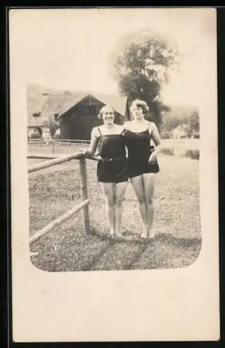Foto-AK Zwei junge Frauen stehen in Badeanzügen neben einem Zaun