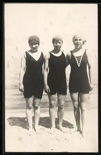 Foto-AK Drei Frau in Badeanzüge mit Badehauben am Strand 1927