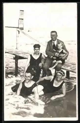 Foto-AK Gruppenfoto mit Kind an einem Steg