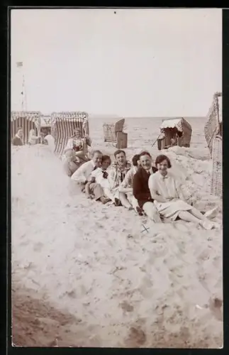 Foto-AK Bünz auf Rügen, Gruppenfoto vor Strandkörben
