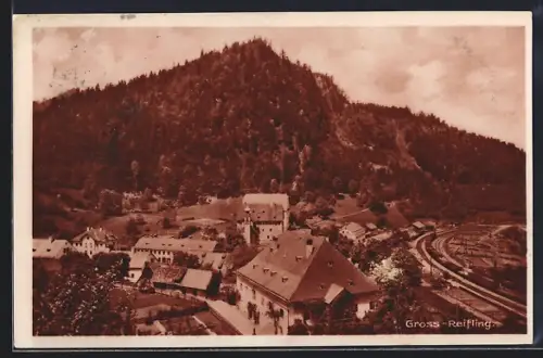 AK Gross-Reifling, Totalansicht mit Bahnschienen und Berggipfel aus der Vogelschau