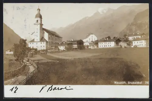 AK Neustift /Stubaithal, Ortsansicht mit Strasse und Kirche, Bergpanorama