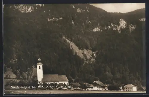 AK Stainach-Pürgg, Niederhofen bei Stainach, Ortspanorama mit Kirche und Bergen
