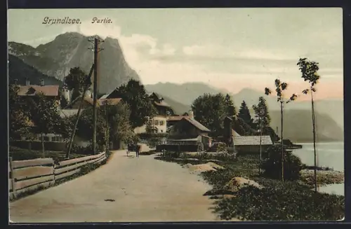 AK Grundlsee, Ortspartie mit Uferstrasse u. Bergpanorama