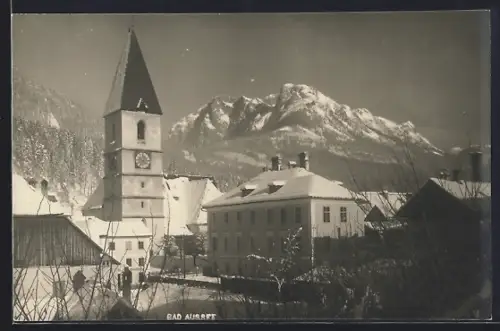 AK Bad Aussee, Ortspartie mit Kirche und Bergpanorama im Winter