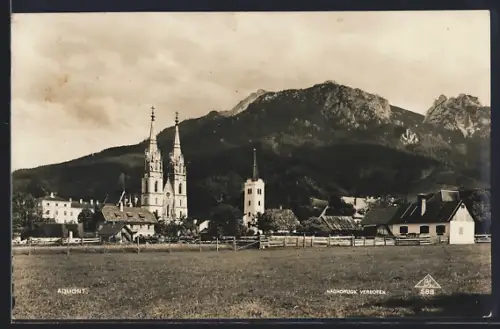 AK Admont, Ortspanorama mit Kirche und Bergen von einer Weide aus