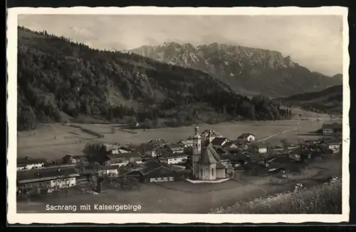 AK Sachrang /Kaisergebirge, Ortsansicht mit Berglandschaft