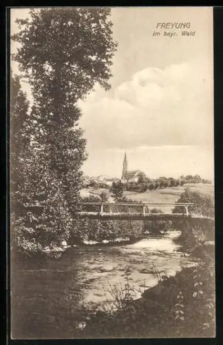 AK Freyung /Bayr. Wald, Flusspartie mit Brücke, Blick zur Kirche