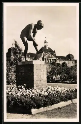 AK Düsseldorf, Statue der Sandalenbinderin im Rheinpark