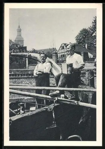 AK Berlin-Spandau, Männer an der Havel stimmen ein Lied an