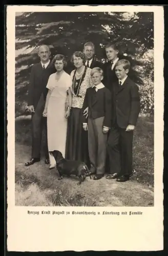 AK Ernst August Herzog von Braunschweig und Lüneburg mit Familie und Dackel