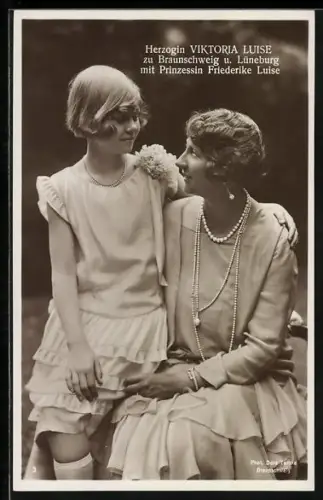 Foto-AK Herzogin Viktoria Luise zu Braunschweig und Lüneburg mit Prinzessin Friederike Luise