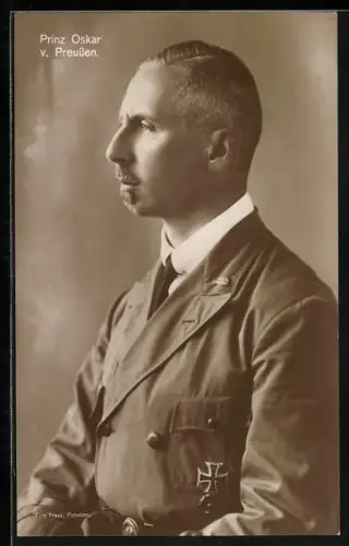 AK Porträt Prinz Oskar von Preussen in Uniform mit Eisernes Kreuz