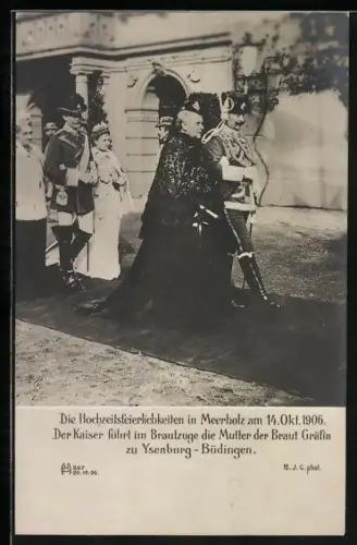 AK Meerholz, Hochzeitsfeierlichkeiten 1906, Kaiser Wilhelm II. führt die Mutter der Braut Gräfin zu Ysenburg-Büdingen