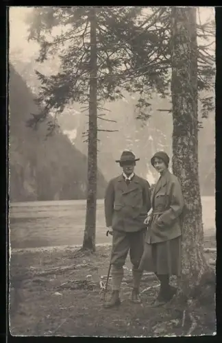 AK Kronprinz Rupprecht von Bayern und Gemahlin beim Spaziergang im Wald