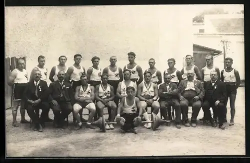 Foto-AK Hainburg, Kraftsportler mit Gewichten