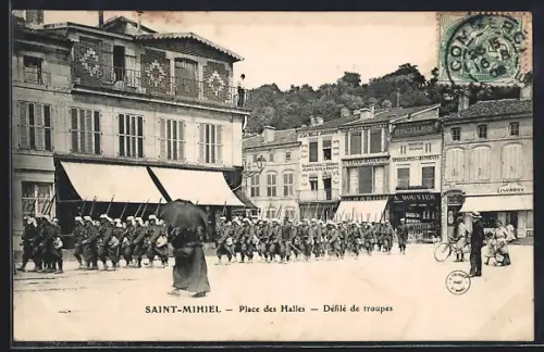 AK Saint-Mihiel, Place des Halles, Défilé de troupes