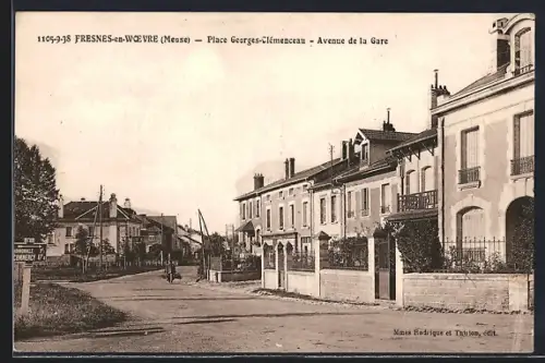 AK Fresnes-en-Woevre, Place Georges-Clemenceau, Avenue de la Gare