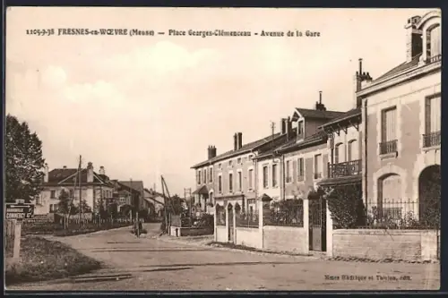 AK Fresnes-en-Woevre, Place Georges-Clemenceau, Avenue de la Gare