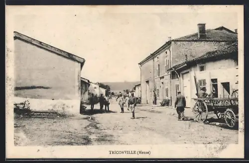 AK Triconville /Meuse, Strassenpartie mit Soldaten und Leiterwagen