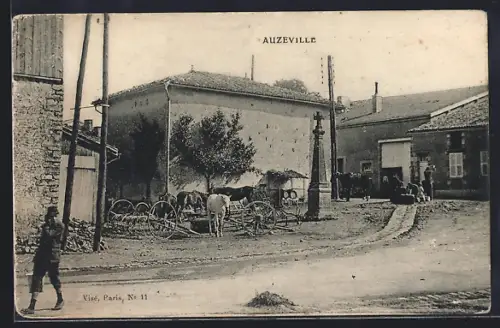 AK Auzéville, Strassenpartie am Kriegerdenkmal
