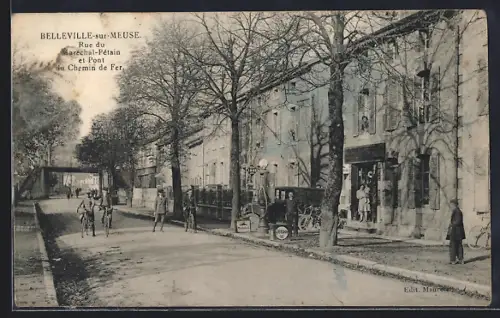 AK Belleville-sur-Meuse, Rue du Maréchal-Pétain et Pont du Chemin de Fer
