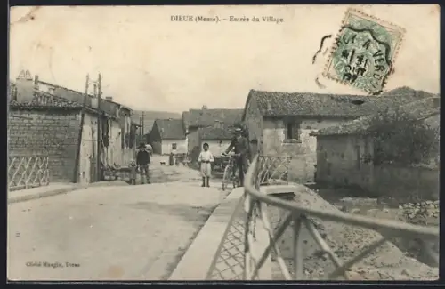 AK Dieue /Meuse, Entrée du Village