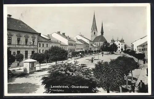 AK Leonfelden /Oberdonau, Strassenpartie mit Kirche