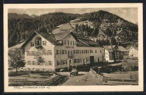 AK Tannheim /Tirol, Gasthof zur Post, Eckfassade mit Automobil