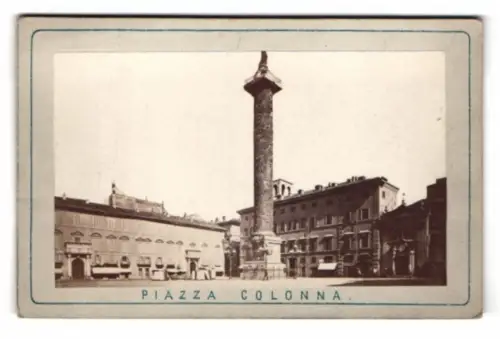 Fotografie unbekannter Fotograf, Ansicht Rom, Piazza Colonna, beeindruckende Säulenszenerie