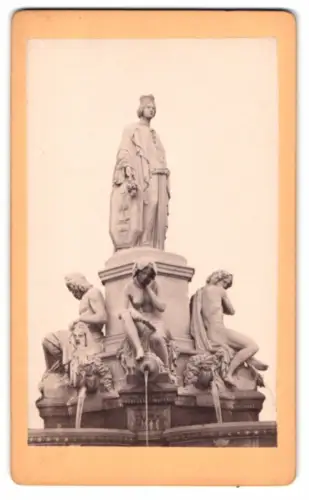 Fotografie unbekannter Fotograf, Ansicht Nimes, Monumentale Statue mit Figuren